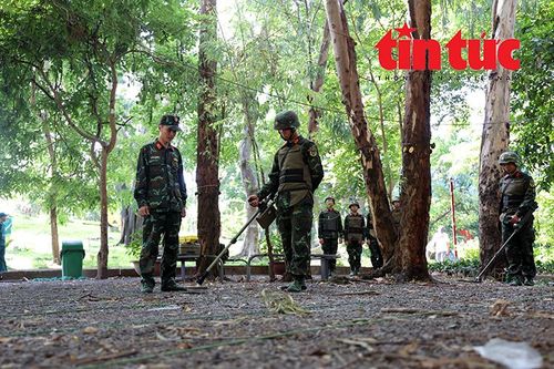 Lực lượng công binh dùng thiết bị chuyên dụng để kiểm tra, xử lý các nguy cơ về bom mìn, vật liệu nổ, bảo đảm an toàn tuyệt đối cho hoạt động tìm kiếm, quy tập hài cốt liệt sĩ.
