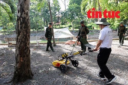 Lực lượng công binh cùng nhóm nghiên cứu đã đưa các thiết bị rà phá bom mìn, radar xuyên đất, đo ảnh điện vào khảo sát tại 3 khu vực nghi vấn trong khuôn viên Công viên Lê Thị Riêng.