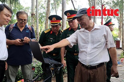 Nhóm nghiên cứu trao đổi các phương án tìm kiếm.