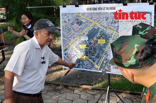 Kiến trúc sư Nguyễn Xuân Thắng thảo luận về các địa điểm nghi vấn.