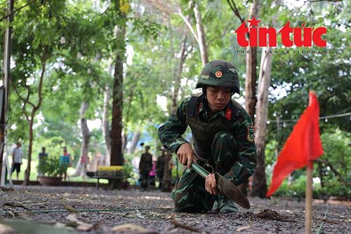 Công binh tiến hành đào vị trí nghi vấn có vật liệu nổ còn sót lại.