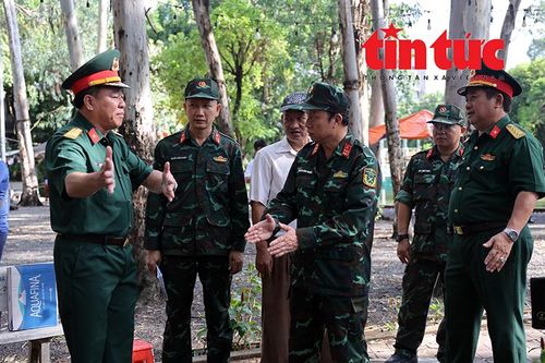 Lãnh đạo Quân Khu 7 cùng Bộ Tư lệnh TP Hồ Chí Minh trao đổi về công tác tìm kiếm vị trí các khu vực nghi có rãnh mộ tập thể, phục vụ công tác khai quật, tìm kiếm, quy tập hài cốt liệt sĩ.