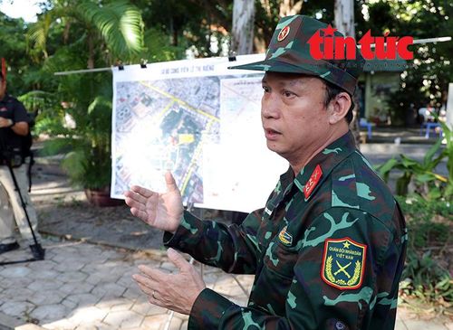 Đại tá Nguyễn Đình Chuẩn, Phó Chính ủy Bộ Tư lệnh TP Hồ Chí Minh, Phó Trưởng Ban Chỉ đạo 515 Thành phố triển khai công tác khảo sát tại Công viên Lê Thị Riêng.