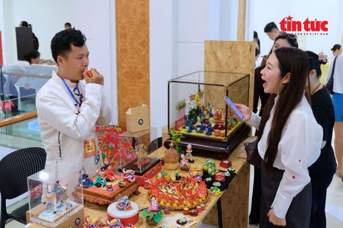 Quầy hàng rực rỡ sắc màu của nghệ nhân tò he Đặng Văn Hậu.