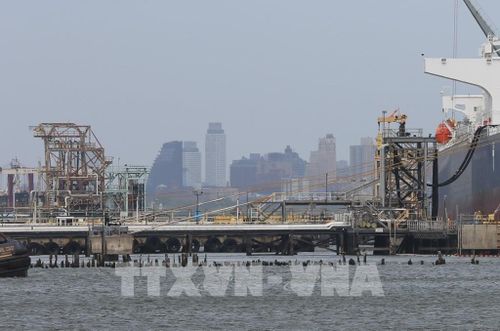 Hệ thống đường ống dẫn dầu tại cảng New York và New Jersey, Mỹ. Ảnh: THX/TTXVN