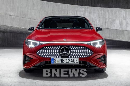 Lấy cảm hứng từ concept VISION EQXX, CLA 200 electric sở hữu ngôn ngữ thiết kế mới với tỷ lệ thân xe đậm nét thể thao, các bề mặt đúc khối gọn gàng và phần đầu xe nổi bật với tạo hình “mũi cá mập” sắc nét