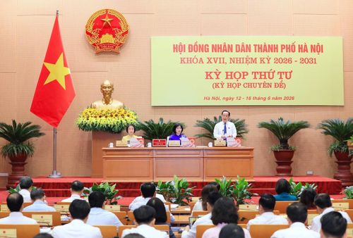 Phó Chủ tịch Thường trực HĐND thành phố Hà Nội Trần Thế Cương điều hành nội dung thảo luận ngày 15/6, tại kỳ họp thứ tư (kỳ họp chuyên đề), HĐND thành phố Hà Nội. Ảnh: Thành Thái