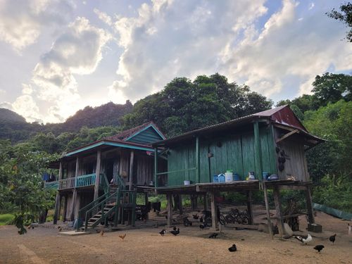 Ngôi nhà của một gia đình Vân Kiều được xây dựng cách đây gần 40 năm. Ảnh: Phạm Sơn