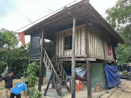 Những lá cờ đỏ sao vàng được treo ở hầu như mỗi nhà tại các thôn, bản của người Vân Kiều. 