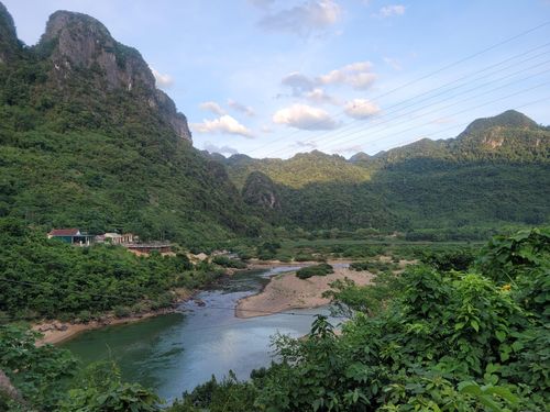 Thôn Cây Sú nằm lọt thỏm trong thung lũng giữa núi rừng bạt ngàn. 