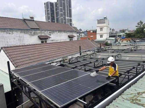 Hơn 8.000 khách hàng đã lắp đặt điện mặt trời mái nhà tự sản xuất, tự tiêu thụ trên địa bàn EVNNPC quản lý. Ảnh: Thanh Tâm