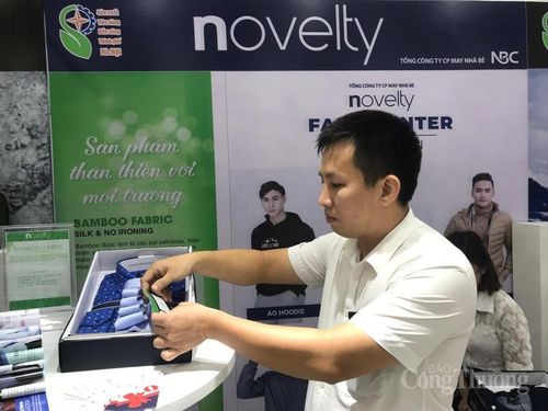 Các nhãn hàng của May Nhà Bè đều ghi rõ xuất xứ sản phẩm tỷ lệ các sợi hữu cơ trong sản phẩm. Ảnh: Thu Hường