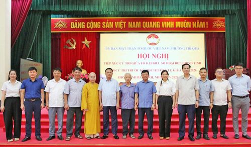 Đồng chí Phó Chủ tịch UBND tỉnh Ngô Tân Phượng, các đại biểu Tổ số 8 HĐND tỉnh với cử tri phường Trí Quả.