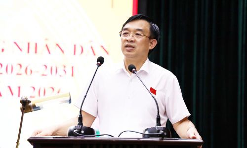  Đồng chí Nguyễn Đình Lợi tiếp thu ý kiến cử tri phường Quế Võ. 