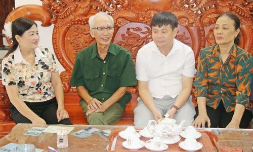 Cán bộ phường Trí Quả, tổ dân phố Văn Quan tuyên truyền người dân đồng thuận với phương án bồi thường hỗ trợ giải phóng mặt bằng dự án tuyến đường kết nối Cảng hàng không quốc tế Gia Bình với Thủ đô Hà Nội.