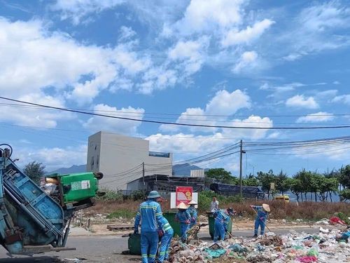 UBND phường Hòa Khánh phối hợp Công ty TNHH MTV Môi trường Đô thị Hà Nội - Chi nhánh miền Trung thu gom rác gây ô nhiễm môi trường trên địa bàn. Ảnh: ĐVCC
