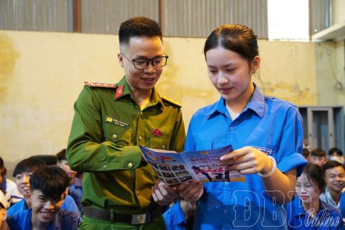 Cán bộ Phòng Cảnh sát điều tra tội phạm về ma túy Công an tỉnh tuyên truyền phòng chống ma túy cho học sinh Trường THPT Thanh Chăn.
