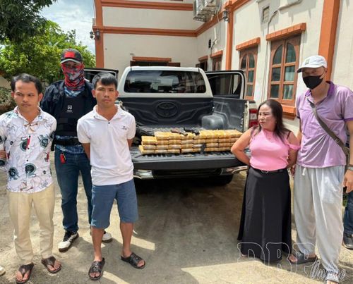 Các đối tượng cùng tang vật 31 bánh hêrôin bị Tổ công tác thường trực phòng, chống ma túy của Công an Điện Biên tại Lào bắt giữ.