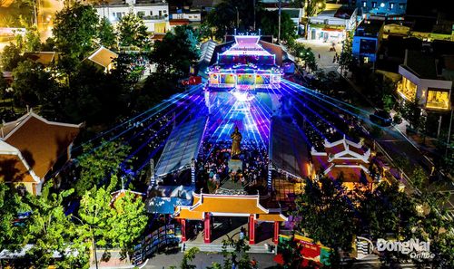 Lễ giỗ Lễ thành hầu Nguyễn Hữu Cảnh vào ngày 15 và 16-5 âm lịch thu hút nhiều người dân tham gia.