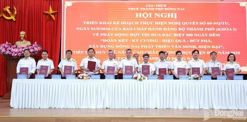 Lãnh đạo các phòng chuyên môn của Thuế thành phố ký kết giao ước thi đua với Trưởng Thuế thành phố. Ảnh: Ngọc Liên