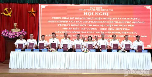 Trưởng các thuế cơ sở trên địa bàn thành phố ký giao ước thi đua với Trưởng Thuế thành phố. Ảnh: Ngọc Liên