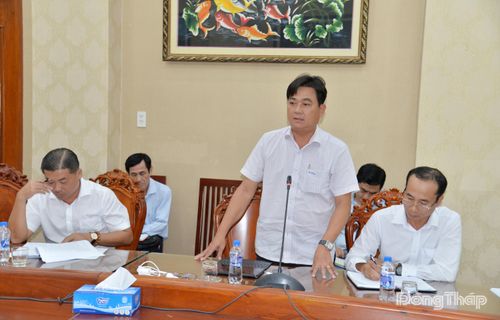 Giám đốc Ban Quản lý dự án đầu tư xây dựng khu vực 3 Nguyễn Hoàng Khuyên phát biểu ý kiến.