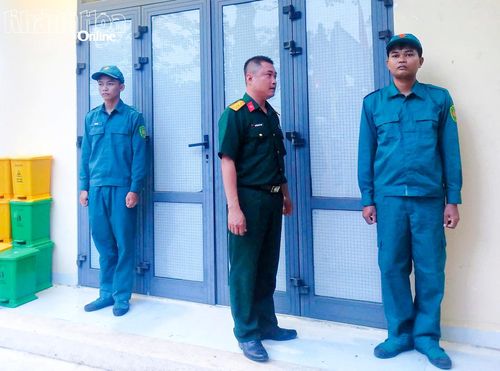 Cán bộ, chiến sĩ Ban Chỉ huy Quân sự xã Khánh Vĩnh thường xuyên trực canh, theo dõi bảo đảm an toàn khu vực lưu trữ mẫu sinh phẩm tạm thời.