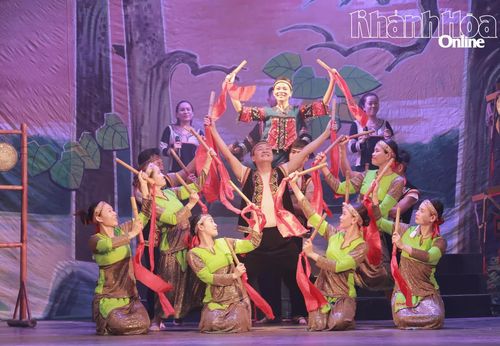 Tiết mục "Đàn đá đêm nay" do các nghệ sĩ Nhà hát Nghệ thuật truyền thống tỉnh biểu diễn.