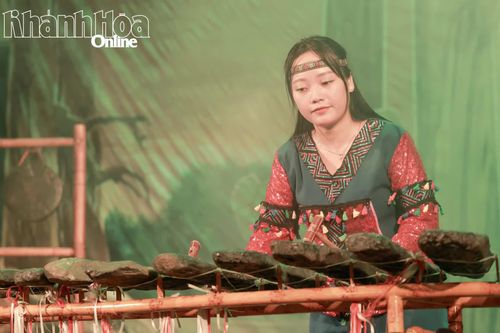 Tiết mục độc tấu "Âm thanh đàn đá" do nhạc công Mỹ Trâm biểu diễn.