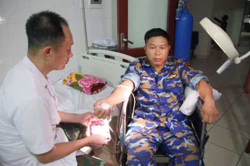 Cán bộ, chiến sĩ trên đảo tình nguyện hiến máu cho bệnh nhân.