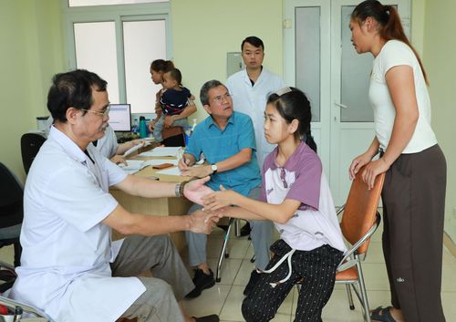 Bác sĩ khám cho trẻ em trên địa bàn tỉnh Lai Châu. 