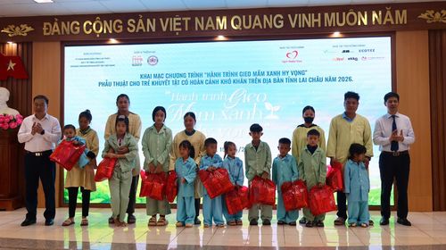Đồng chí: Tống Thanh Bình - Ủy viên Ban Thường vụ Tỉnh ủy, Phó Chủ tịch thường trực Ủy ban MTTQ Việt Nam tỉnh; Bùi Tiến Thanh – Tỉnh ủy viên, Giám đốc Sở Y tế trao quà cho trẻ em khuyết tật.