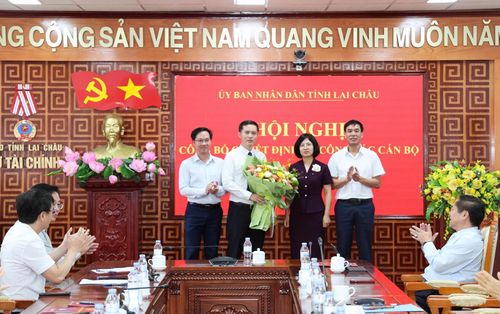 Lãnh đạo Văn phòng Tỉnh ủy tặng hoa chúc mừng đồng chí Dương Quốc Huy.