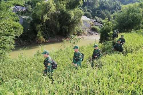 Cán bộ, chiến sĩ bộ đội biên phòng tuần tra bảo vệ đường biên, mốc giới.