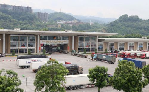 Cán bộ, chiến sĩ bộ đội biên phòng thực hiện nhiệm vụ, góp phần bảo đảm hoạt động xuất nhập khẩu hàng hóa thông suốt.