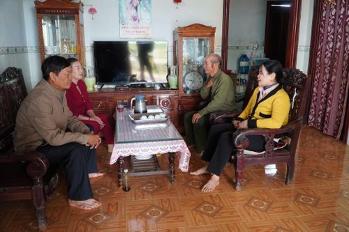Bà Nguyễn Thị Loan, Bí thư Chi bộ thôn Hà Nam Ninh (bên phải) triển khai lấy ý kiến Nhân dân