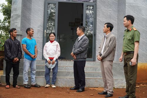 Ông Y Luân - Bí thư Chi bộ, Trưởng bon Rlông (ngoài cùng bên trái) cho biết ông và bà con trong bon đồng tình ủng hộ chủ trương sắp xếp thôn, bon