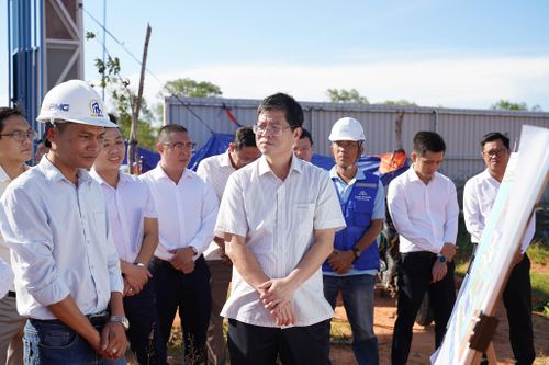 Phó Chủ tịch UBND tỉnh Lâm Đồng Nguyễn Hồng Hải đề nghị đơn vị thi công tập trung thiết bị, máy móc, nhân công để sớm hoàn thành dự án