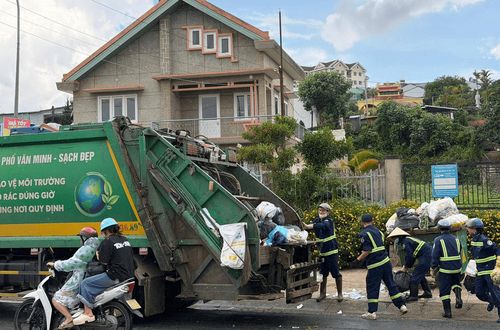 Công nhân Công ty CP Dịch vụ đô thị Đà Lạt nỗ lực dọn dẹp những điểm tập kết rác tồn đọng, bảo đảm mỹ quan đô thị