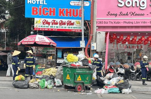 Hàng trăm công nhân vệ sinh môi trường được huy động dọn dẹp lượng rác dồn ứ trong 2 ngày qua. Tới trưa ngày 15/6, đường phố ngay trung tâm các phường tại khu vực Đà Lạt đã sạch đẹp trở lại