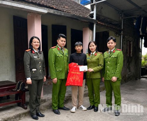 Chi đoàn Công an xã phối hợp cùng Chi Hội Phụ nữ Công an xã Liêm Hà thăm hỏi động viên học sinh có hoàn cảnh khó khăn trên địa bàn.