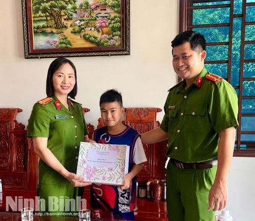 Cán bộ, chiến sĩ Công an xã Liêm Hà sẽ thay phiên nhau tới động viên, thăm hỏi “con đỡ đầu” để đảm bảo có sự sâu sát, quan tâm kịp thời tới các em.