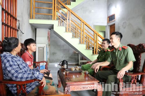 Công an phường Yên Sơn thăm hỏi, trò chuyện nắm bắt tình hình học tập của em Vũ Quang Minh.