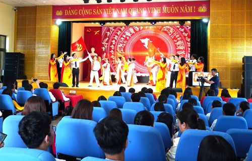 Tiết mục văn nghệ chào mừng hội thi - Ảnh: H.Tr