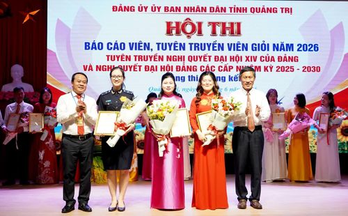 Đại diện Ban Tổ chức trao giải Ba cho các báo cáo viên - Ảnh: H.Tr