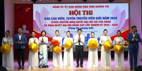 Đại diện Thường trực Đảng ủy UBND tỉnh tặng hoa chúc mừng đội văn nghệ chào mừng hội thi - Ảnh: H.Tr