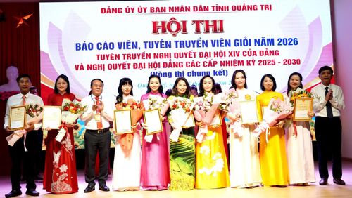 Đại diện Ban Tổ chức trao giải Khuyến khích cho các báo cáo viên - Ảnh: H.Tr
