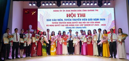 Ban Tổ chức chúc mừng các báo cáo viên - Ảnh: H.Tr