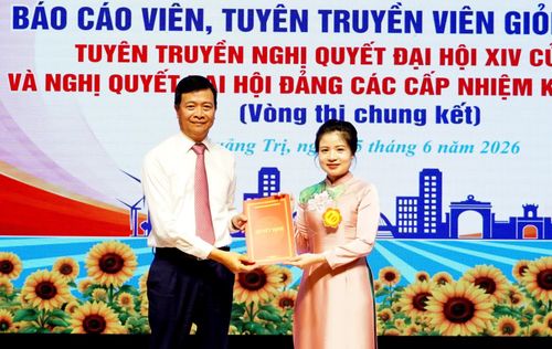 Đại diện Thường trực Đảng ủy UBND tỉnh trao quyết định cử báo cáo viên Đặng Lê Thùy Trang tham gia Hội thi Báo cáo viên, tuyên truyền viên giỏi cấp tỉnh năm 2026 - Ảnh: H.Tr