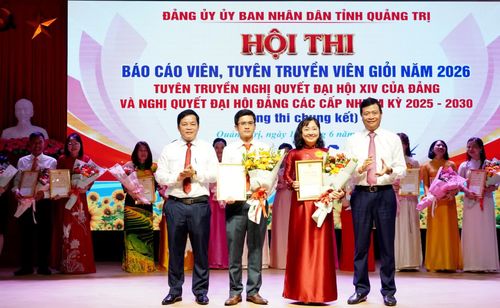 Đại diện Ban Tổ chức trao giải Nhì cho các báo cáo viên - Ảnh: H.Tr